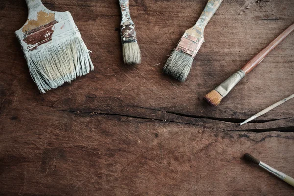 Pinceau grunge sur fond vieux bois avec espace de copie — Photo