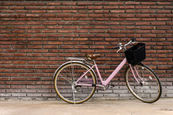 Oldtimer-Fahrrad mit alter Ziegelmauer — Stockfoto