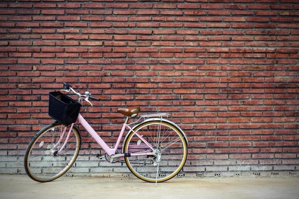 Oldtimer-Fahrrad mit alter Ziegelmauer — Stockfoto