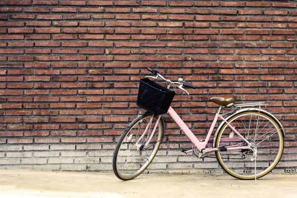 Oldtimer-Fahrrad mit alter Ziegelmauer — Stockfoto