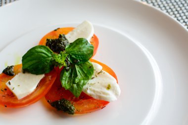 domates ve mozzarella ile fesleğen yaprağı