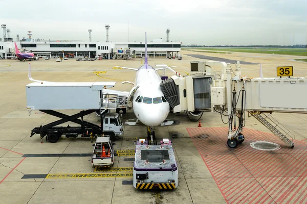 Verificação da manutenção do avião durante o reabastecimento e carregamento do bagga — Fotografia de Stock