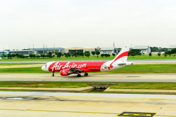 Airliner Air-Asia Airbus A320 landing at Don mueang airport, Bangkok — Stock Photo, Image