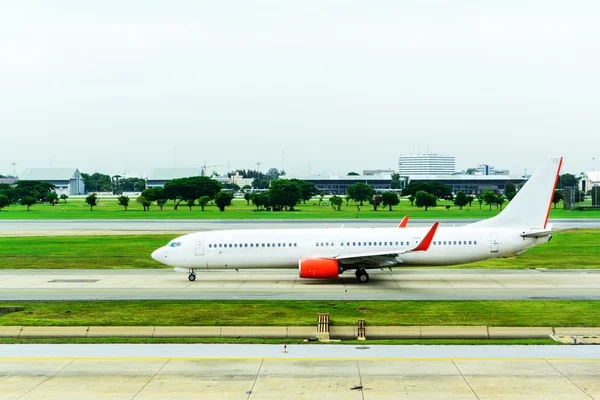 Boeing 737 landing at runway — Stock Photo, Image