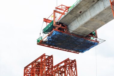 Bir toplu taşıma skytrain hattı inşaatı