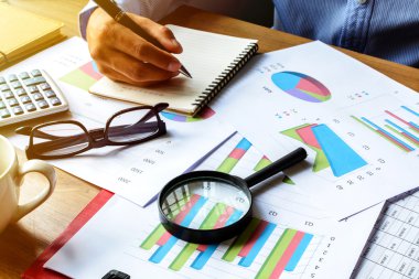Resepsiyon ofis iş finansal muhasebe hesaplamak, grafik analy