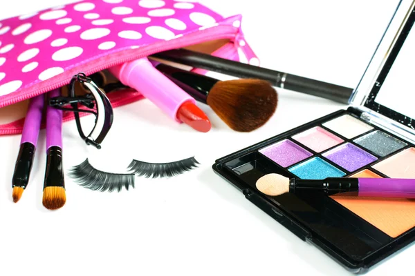 Borsa make up con cosmetici e pennelli isolati — Foto Stock