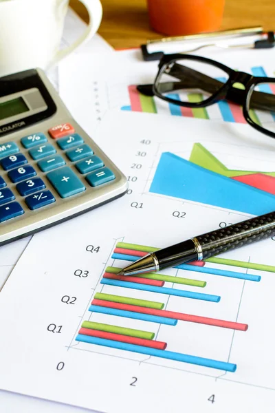 Ufficio ufficio contabilità finanziaria calcolare, analisi del grafico Immagine Stock