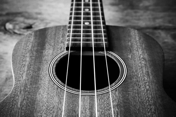 Close up de ukulele no fundo de madeira velha — Fotografia de Stock