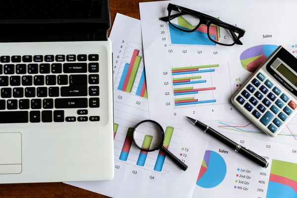 Laptop auf Schreibtisch Büro und Diagramm-Analyse-Tabelle — Stockfoto