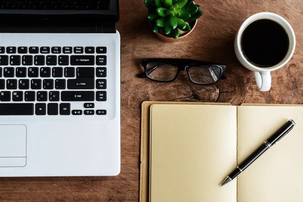 Laptop e tazza di caffè su vecchio tavolo in legno — Foto Stock