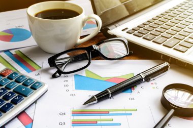 Resepsiyon ofis ve grafik analiz elektronik tablo, iş f üstünde laptop