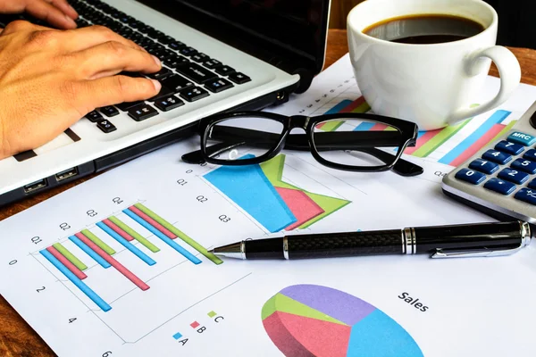 Laptop on Desk office and Graph analysis spreadsheet — Stock Photo, Image