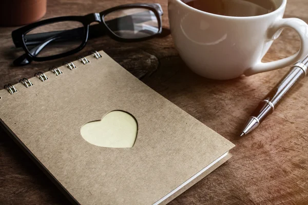 杯咖啡与笔记本和心的形状 — 图库照片