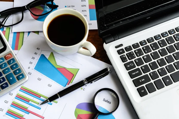 Laptop auf Schreibtisch Büro und Diagrammanalyse Tabellenkalkulation, Business f — Stockfoto