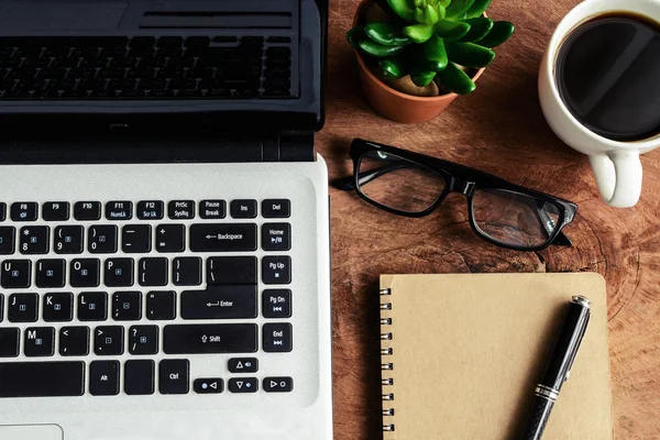 Laptop e tazza di caffè su vecchio tavolo in legno — Foto Stock