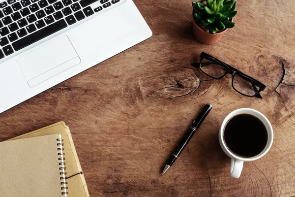 Portátil con portátil y taza de café en la vieja mesa de madera — Foto de Stock