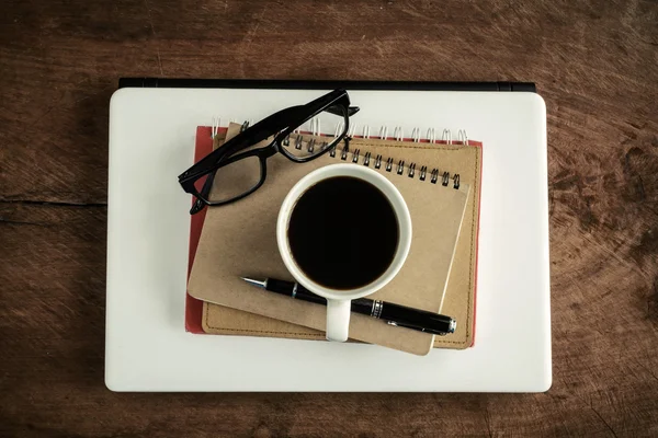 Portátil con portátil y taza de café sobre mesa de madera —  Fotos de Stock