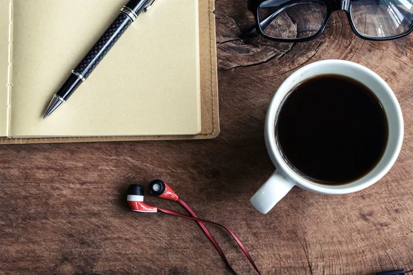 Gros plan de l'écouteur avec café et ordinateur portable sur une vieille table en bois — Photo