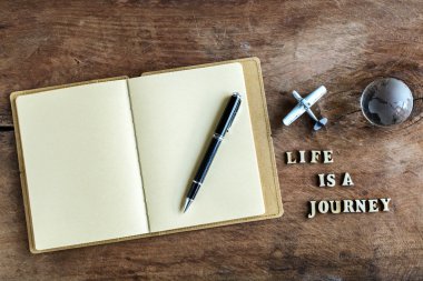 Günlüğü ve ahşap zemin üzerine kalem