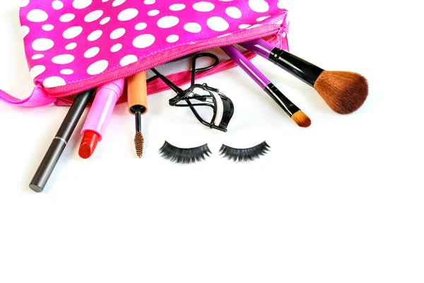 Make-up-Tasche mit Kosmetika und Pinseln isoliert — Stockfoto