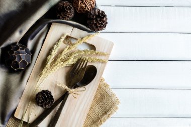 Tahta kaşık ve çatal ile dekorasyon mevsimlik sofra