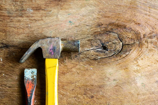 Gros plan de marteau rouillé et ciseau sur vieux bois grunge — Photo
