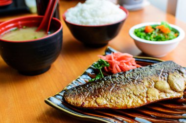 Saba teriyaki pilav ile restoranda ayarla