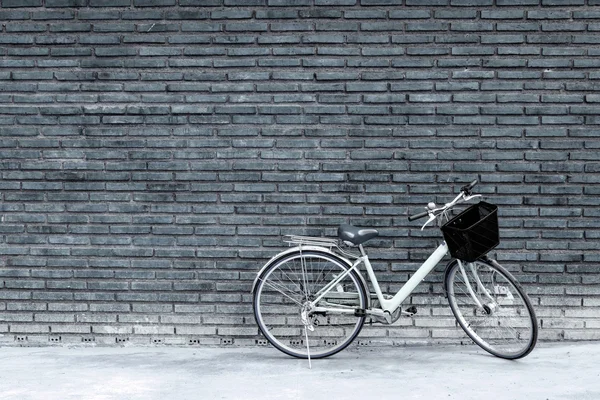 Oldtimer-Fahrrad mit alter Ziegelmauer — Stockfoto