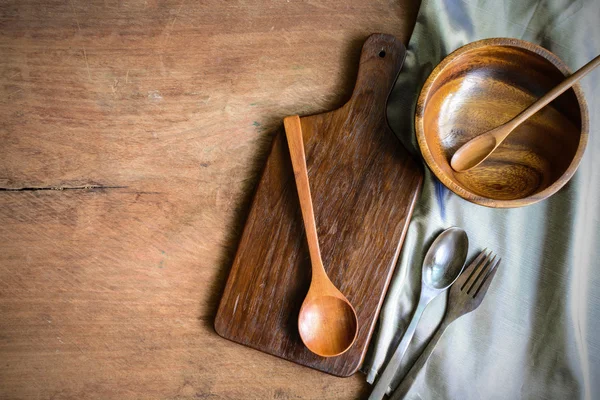 Деревянная посуда на кухне на старом деревянном фоне — стоковое фото