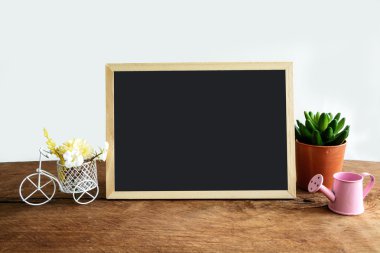 Çerçeve ve beyaz arka plan üzerinde çiçek ile raf dekorasyon