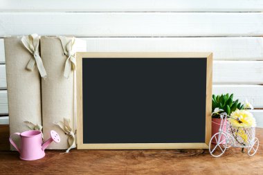 Yazı tahtası ve beyaz arka plan üzerinde çiçek ile raf dekorasyon