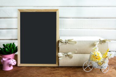 Yazı tahtası ve beyaz arka plan üzerinde çiçek ile raf dekorasyon