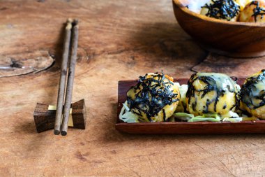 Yemek çubukları, Japon yemekleri ile ahşap tabloda takoyaki