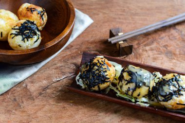 Yemek çubukları, Japon yemekleri ile ahşap tabloda takoyaki