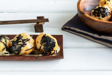 Yemek çubukları, Japon yemekleri ile ahşap tabloda takoyaki