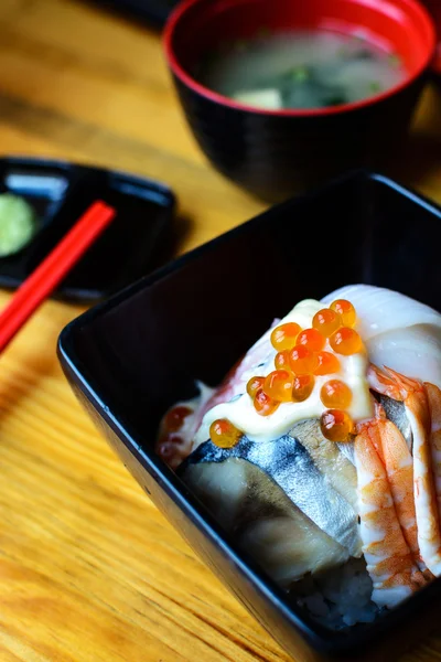 Schüssel mit japanischer Mischung Sashimi Don auf Reis — Stockfoto