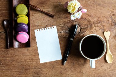 renkli macaroons kahve ve ahşap masa üzerinde boş Not