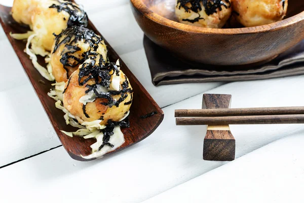 Poffertjespan op houten tafel met stokjes, Japans eten — Stockfoto