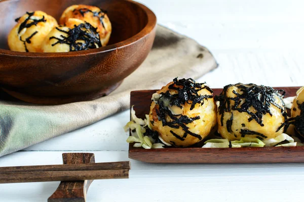 Poffertjespan op houten tafel met stokjes, Japans eten — Stockfoto