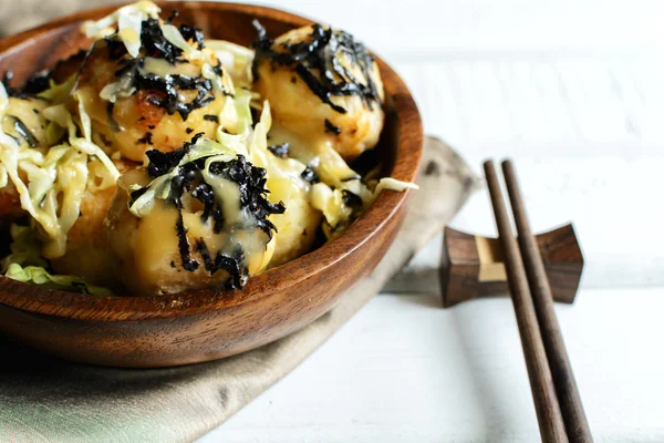 Takoyaki sobre mesa de madera con palillos, comida japonesa — Foto de Stock