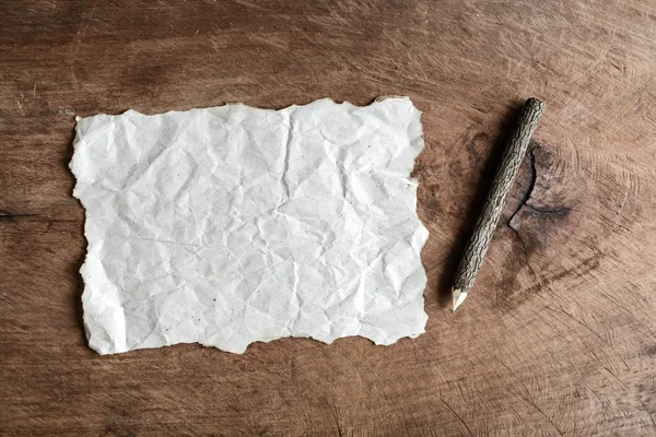 Τσαλακωμένο χαρτί και ξύλινο μολύβι σε παλιό ξύλινο — Φωτογραφία Αρχείου