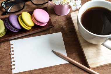 renkli macaroons kahve ve ahşap masa üzerinde boş Not