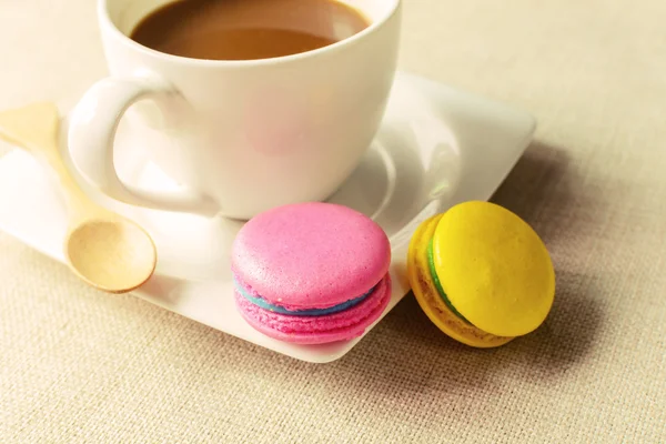 Makronen und eine Tasse Kaffee — Stockfoto