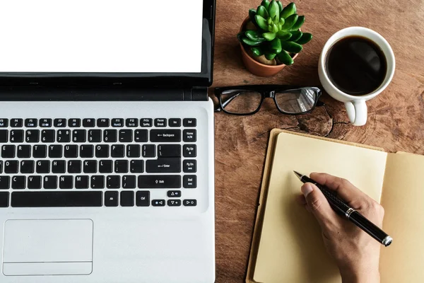 Laptop och fika med hand arbetar på gamla träbord — Stockfoto