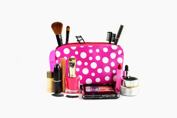 Make-up tas met cosmetica en borstels geïsoleerd — Stockfoto