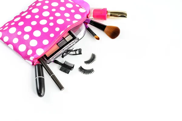 Make-up-Tasche mit Kosmetika und Pinseln isoliert — Stockfoto