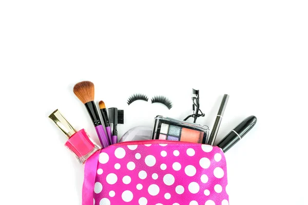 Sac de maquillage avec cosmétiques et brosses isolées — Photo