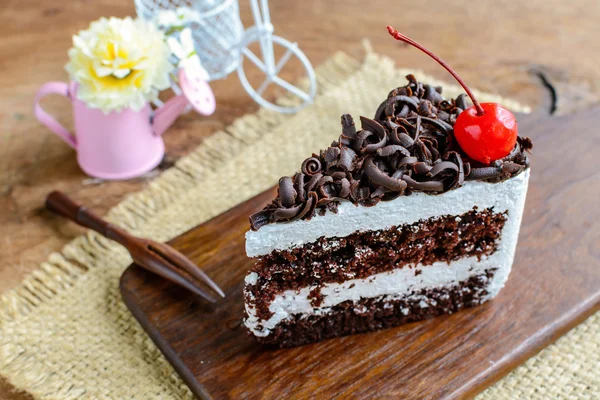 Foresta Nera, Torta al cioccolato sul tavolo di legno — Foto Stock