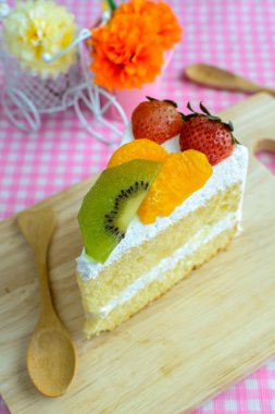 meyve pastasından kivi, çilek ve portakal ile